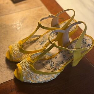 Bettie Page Yellow Heels with Chunky Heel and Peep-Toe Design